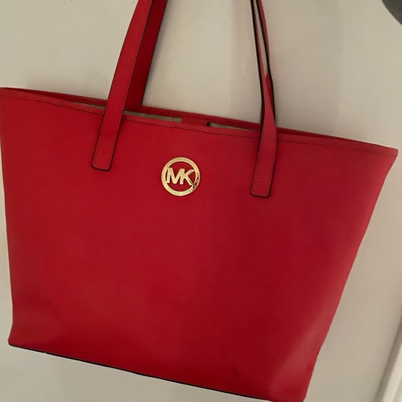 Orange/red Micheal kors bag.  Almost brand new, where 1-2 times. - Picture 2 of 5